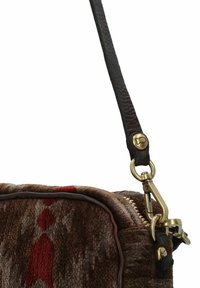 Borsa a mano in tessuto marrone con una texture, decorata con un motivo geometrico rosso e beige, hardware in bronzo e una tracolla in pelle scura con attacco a clip.