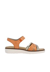 Sandales orange et argent avec des brides en daim et en cuir. Présentent une semelle intérieure rembourrée et une semelle en caoutchouc blanc avec un motif texturé.
