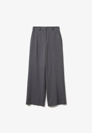 Pantalones anchos de tela gris oscuro. Con un frente plano, bolsillos laterales y una textura suave. Sin patrones ni acentos visibles.
