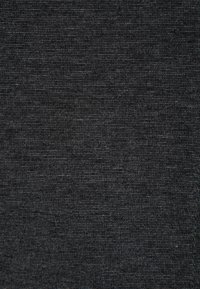 Tela negra que muestra una textura fina con un patrón de tejido sutil y constante. El material parece suave y liso, con un ligero brillo.