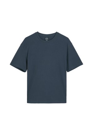 Granatowy T-shirt z krótkim rękawem i okrągłym dekoltem z widoczną okrągłą metką na kołnierzu na białym tle.