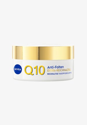 NIVEA Q10 anti-wrinkle cream jar with gold lid, labeled extra-rich day care with SPF 15 in German text on white background.