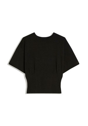 Fekete, rövid ujjú felső széles ujjakkal, testhezálló derékkal és kerek nyakkivágással, fehér háttér előtt.