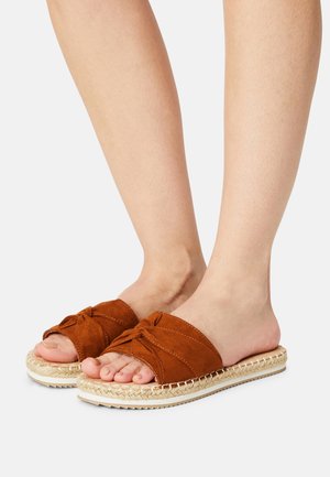 Bullboxer Pantolette flach - cognac