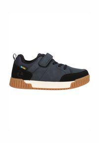 Chaussure décontractée bleu marine avec accents noirs, dessus en synthétique, bandoulière à boucle auto-agrippante, bout rond et semelle en caoutchouc avec détail en gomme texturée.
