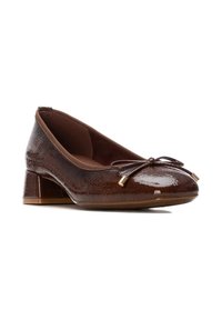 Bailarinas de piel sintética marrón con punta redonda, pequeño tacón cuadrado y adorno de lazo decorativo. Textura suave y acabado brillante.