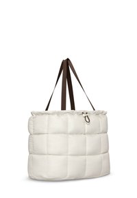Borsa tote puffer di colore bianco sporco con design trapuntato, dotata di parte superiore con cordoncino, manici in tessuto marrone e forma arrotondata.