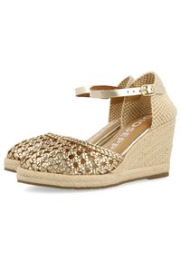 Wedges de espadrilles tejidos en oro con una correa, tacón texturizado y suela de yute natural. Presenta un diseño de malla superior transpirable.