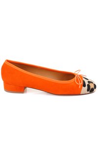 Oranje suède ballerina met een ronde neus en een luipaardprint top. Heeft een dunne strik aan de voorkant en een lage, blokhak.