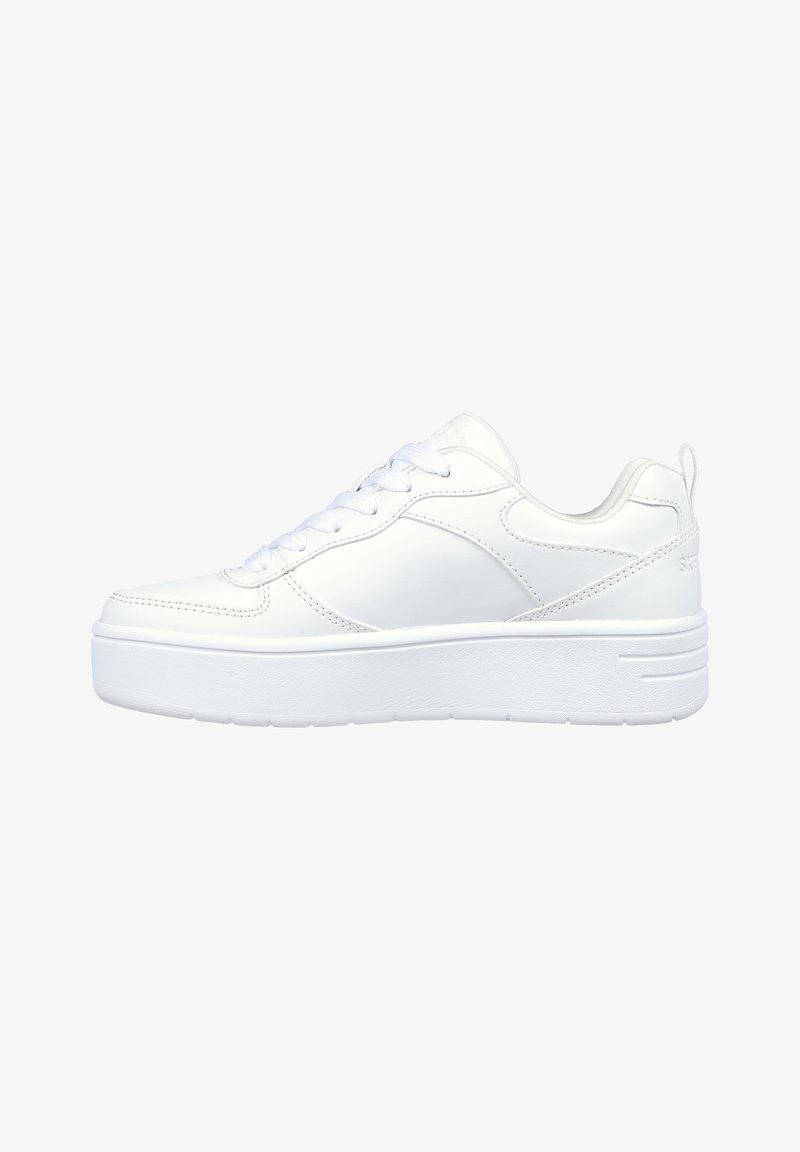 Witte sneaker met een glad bovenwerk van synthetisch materiaal, ronde neus, platte veters en een dikke, gestructureerde zool voor extra hoogte en steun.