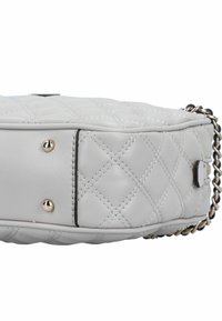 Lichtgrijze quilted leren handtas met gouden hardware-accenten, kettingriem en een gladde afwerking. Heeft een gestructureerde rechthoekige vorm.
