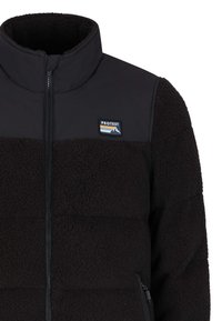 Sort fleecejakke med høj krave, der har en frontlynlås og en struktureret krop. Kontraststofpanel ved skuldrene med et logo-tryk.