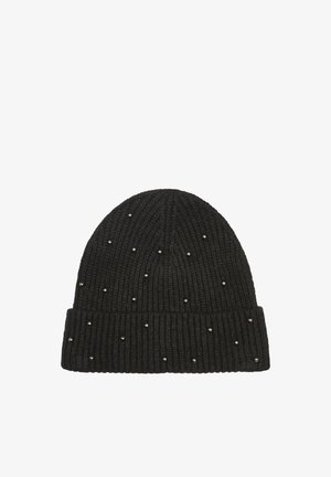 Bonnet en tricot à côtes noires orné de petits clous métalliques, doté d'un revers à la base pour une texture et une chaleur supplémentaires.