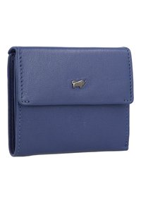 Cartera de cuero azul con un acabado texturizado, que presenta un logo de animal plateado en la parte frontal y un cierre con solapa. Forma rectangular compacta.