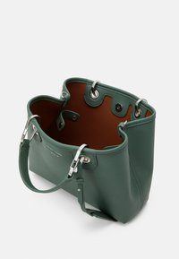 Zelená kožená taška přes rameno s texturovaným povrchem, hnědým interiérem, stříbrnými kovovými detaily a dvojitými uchy, vybavená bezpečným zapínáním na knoflík.