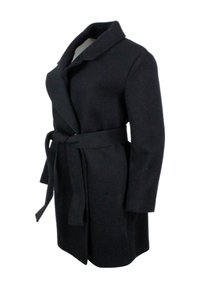 Cappotto in misto lana nero con colletto a dischietto, maniche lunghe e vita con cintura. Texture liscia e design sartoriale.