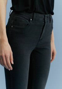 Next SUPER SOFT - Kitsa lõikega teksad - washed black