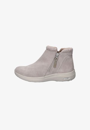 Helle graue Stiefeletten aus Wildleder mit einem Reißverschluss an der Seite und einem weichen, strukturierten Bündchen oben. Mit einer gepolsterten Sohle.