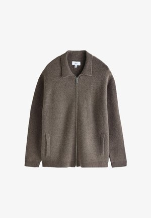 Brązowa kurtka z mieszanki wełnianej z zamkiem błyskawicznym, kołnierzem, pełnym zamknięciem na zamek z przodu, kieszeniami bocznymi i teksturowanym wykończeniem.