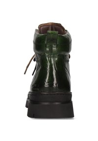 Zielony skórzany botek za kostkę z teksturowanym wykończeniem, brązową skórzaną podszewką i czarną gumową podeszwą; posiada sznurowanie i zaokrąglony nosek.