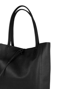 Zwarte lederen totebag met twee lange handvatten, textuur oppervlak en trekkoordsluiting. Eenvoudig, onopvallend design zonder zichtbare hardware.