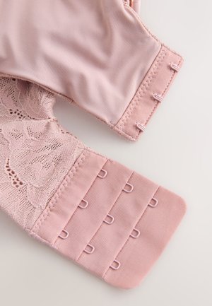 Jasnoróżowy biustonosz z koronkowymi akcentami i wieloma zapięciami na haftki. Gładka faktura tkaniny z miękkim, delikatnym wzornictwem.