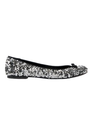 Ballerine noire et argent recouverte de sequins avec un petit nœud sur la pointe et un petit talon sur fond blanc.
