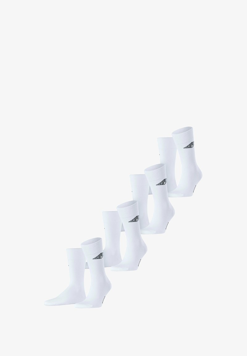 Witte katoenen sokken met een geribbelde textuur en een zwart logo aan de zijkant, in een verspringende rij gerangschikt.