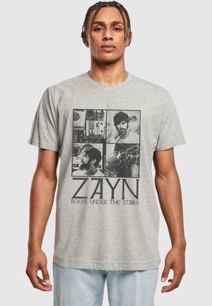 Grå bomulds T-shirt med et collage af fire sort-hvide billeder og teksten "ZAYN ROOM UNDER THE STAIRS" i fed sort skrifttype.