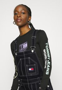 Tommy Jeans STITCH DUNGAREE DRESS - Jeansklänning - black