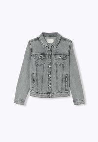Veste en denim gris avec un col classique, boutons-pression à l'avant, deux poches poitrine et poches latérales. Présente une texture légèrement déchirée.