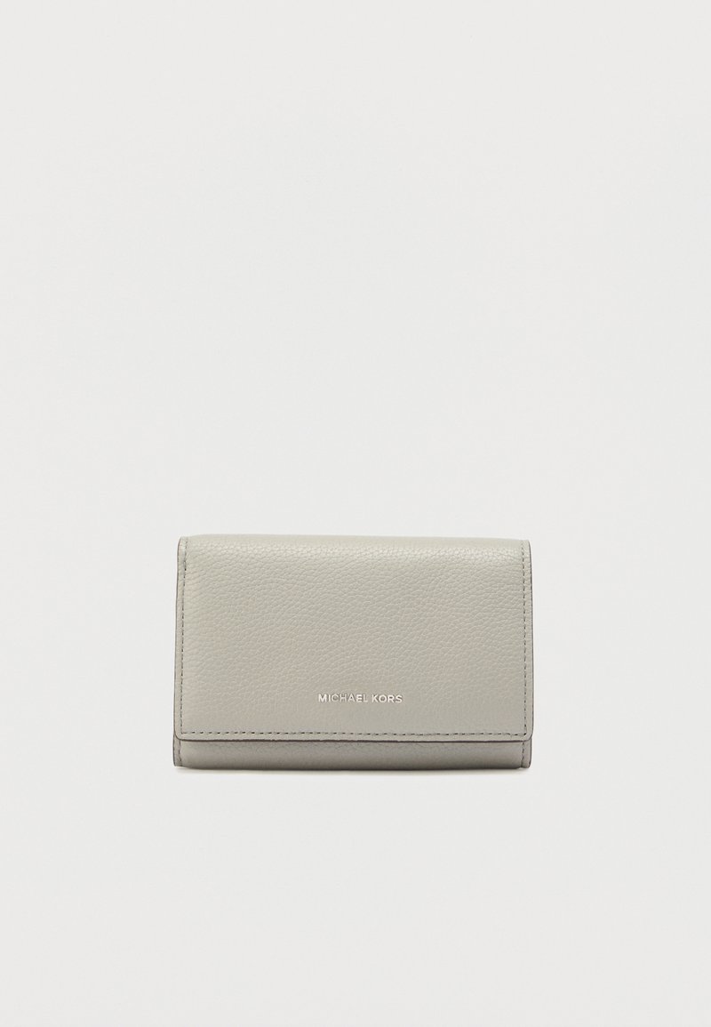 Γκρι δερμάτινο πορτοφόλι με υφή, με εμπρόσθιο καπάκι και ανάγλυφο λογότυπο της μάρκας. Κομψό ορθογώνιο σχήμα, χωρίς ορατά εξαρτήματα.