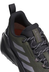 adidas Terrex TRAILMAKER 2.0 GORE-TEX® HIKING - Zapatillas de senderismo - olive strata silver dawn aurora black
