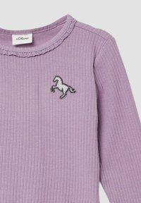 Langwerpige ribbel top in lichtpaars met een geschulpte halslijn. Bevat een geborduurd paardenontwerp op de linkerkant van de borst.
