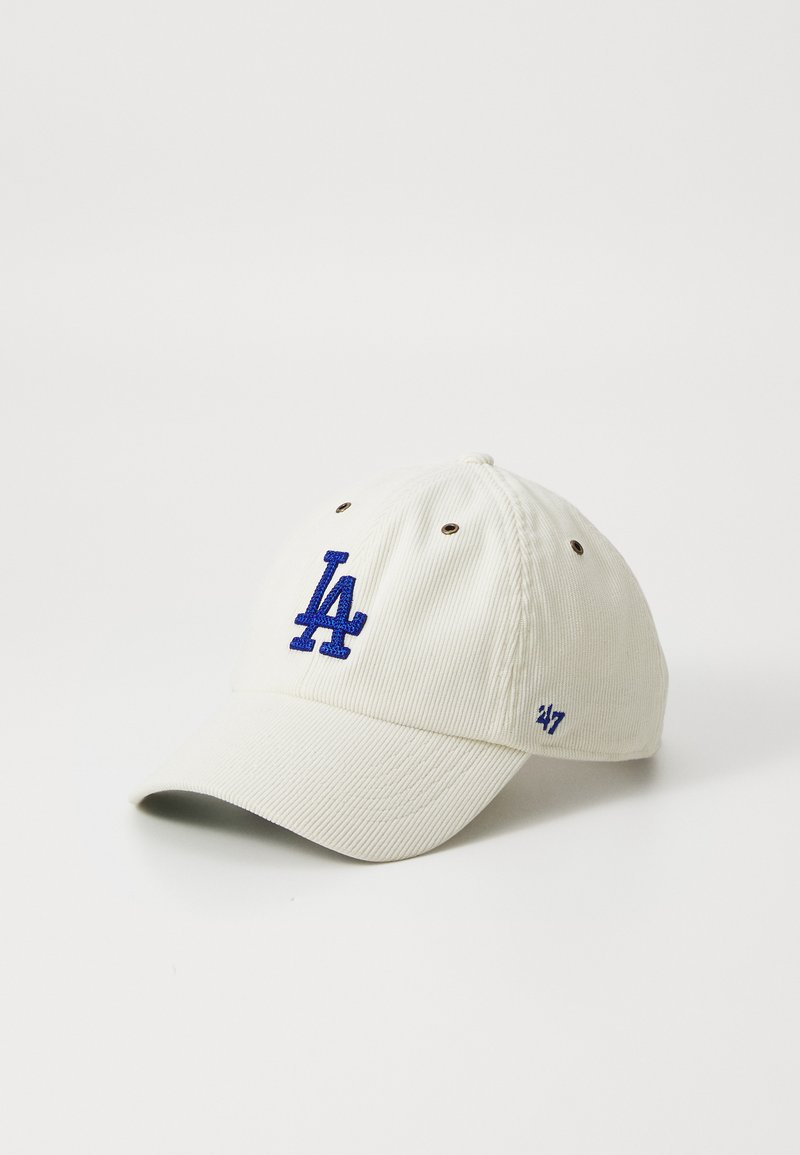 Cappello di velluto a coste bianco con logo "LA" ricamato blu sul davanti e piccolo "47" blu sul lato. Presenta occhielli per la ventilazione.