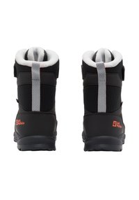 Bottes d'hiver noires avec un dessus en tissu texturé, doublure en polaire blanche, accents gris et logo orange. Elles sont dotées de sangles ajustables à l'arrière.