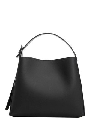Schwarze glatte Lederhandtasche mit einem einzigen geschwungenen Griff und einem seitlichen Schnallendetail vor weißem Hintergrund.