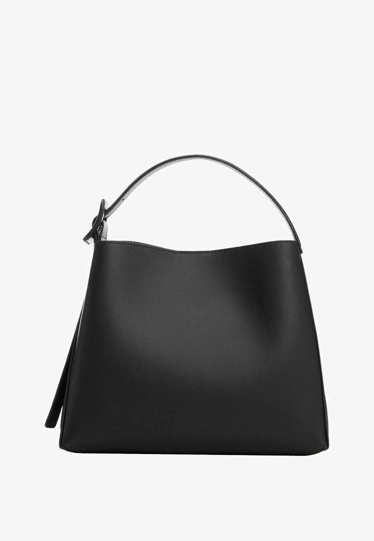 Sac à main en cuir noir lisse avec une poignée incurvée unique et un détail de boucle latérale, sur fond blanc.