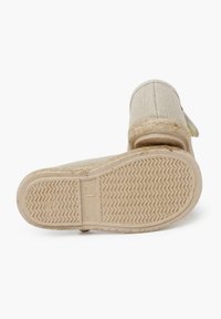 Beige vævet slip-on sko med en tekstureret stofoverdel og flettet jute-kant. Gummisålen har et fiskebensmønster. Størrelsesmærke synligt.