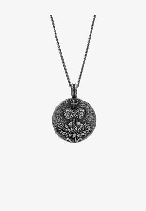 Collier pendentif en argent présentant un design circulaire avec deux faces et des motifs floraux, surface texturée et chaîne torsadée.