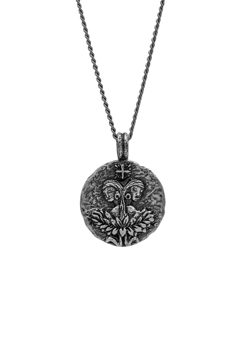 Silverhänge med en cirkulär design som har två ansikten och blommotiv, texturerad yta och en tvinnad kedja.