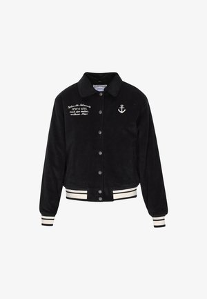 Zwarte corduroy jas met kraag, knoopsluiting, witte ankerborduring en gestreepte ribgebreide accenten bij de manchetten en onderzoom.