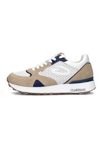 Sneaker in suede beige e rete bianca con dettagli in navy e suola in gomma. Presenta un colletto imbottito e lacci piatti. Marchio "GUARDIANI" sul tallone.
