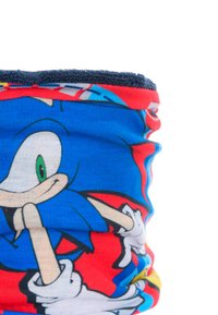 Wielokolorowa chusta na szyję z niebieską postacią z kreskówki na czerwonym tle. Wykonana z miękkiego, elastycznego materiału o gładkiej fakturze.