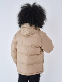 Beige pufferjakke med hætte, med quiltede sektioner, glat tekstur og elastisk kant. Designet til varme med en afslappet pasform.