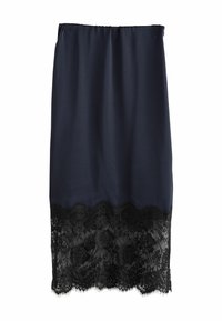 Gonna a matita blu navy con un tessuto liscio, caratterizzata da un orlo in pizzo nero a forma di scallop, che offre un contrasto di texture e motivi floreali intricati.