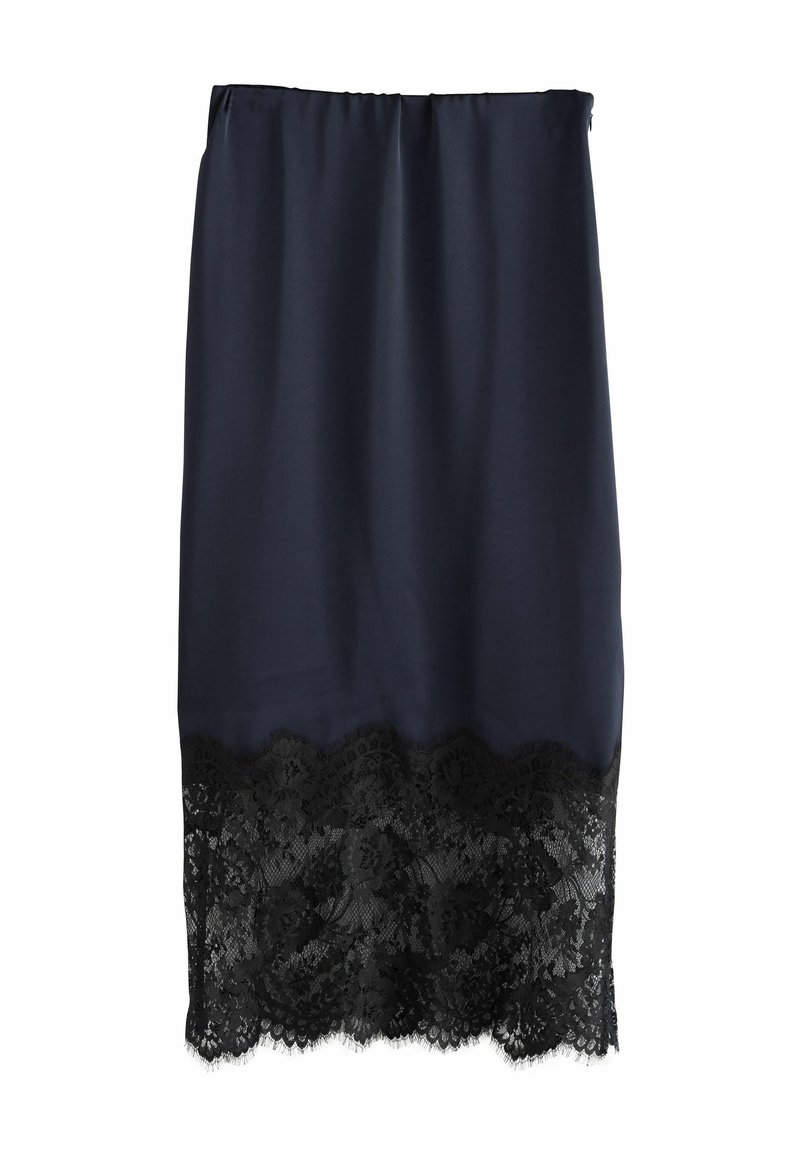 Gonna a matita blu navy con un tessuto liscio, caratterizzata da un orlo in pizzo nero a forma di scallop, che offre un contrasto di texture e motivi floreali intricati.