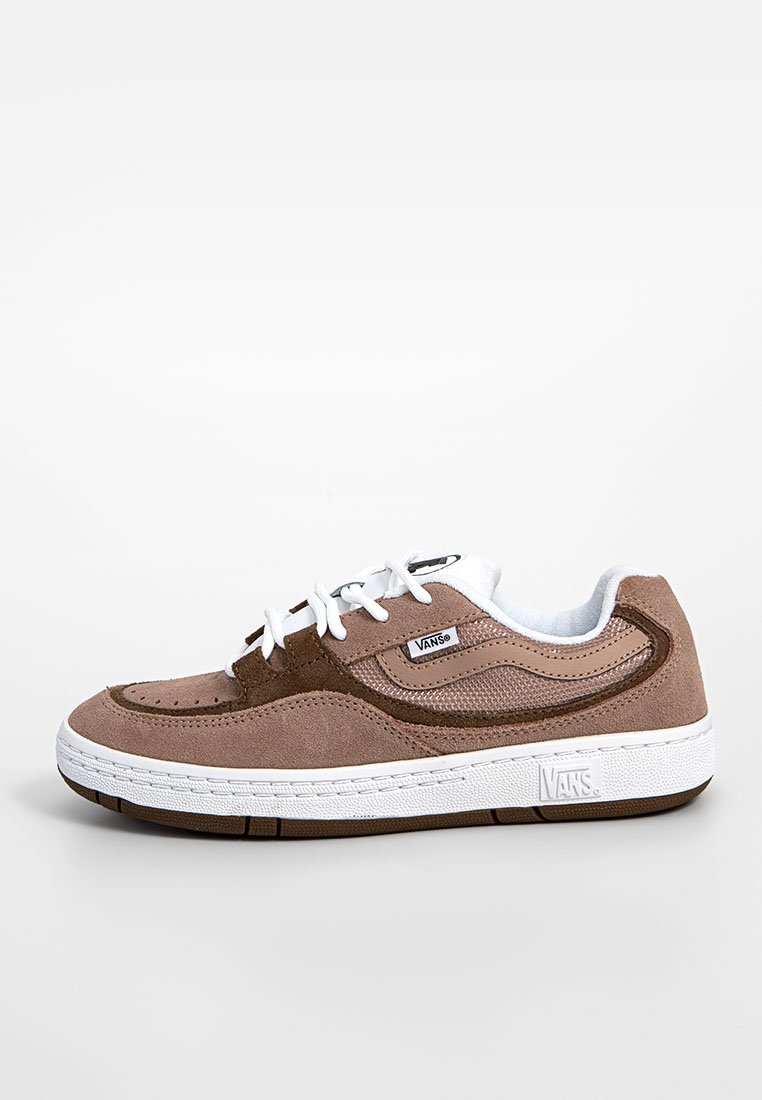 Brązowe zamszowe trampki z białą gumową podeszwą i sznurówkami. Zawierają siatkowe akcenty oraz naszywkę z logo po boku. Okrągły kształt noska.