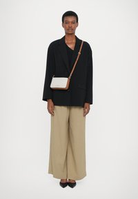 MICHAEL Michael Kors - BRYANT  - Geantă de mână - vanilla Imagine miniatură 1