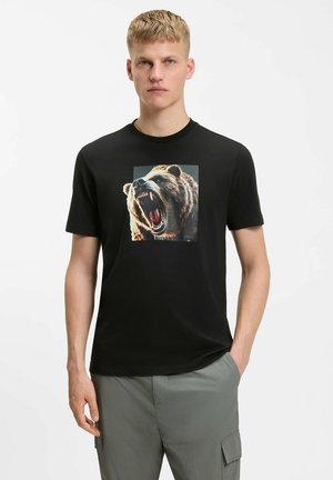Camiseta de algodón negra con un gran gráfico colorido de un oso centrado en la parte delantera. Manga corta, cuello redondo y diseño ajustado.